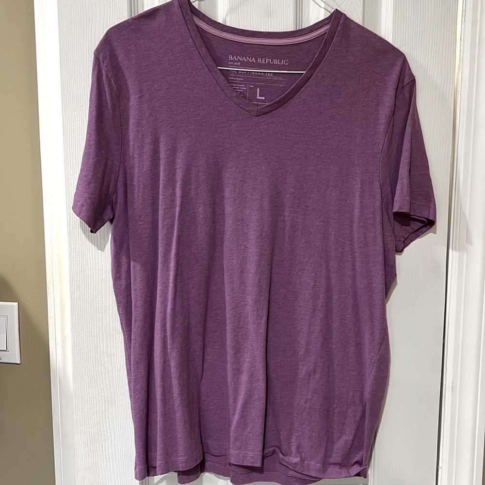 Banana Republic Soft Wash V-Neck Men’s T-Shirt SZ L gently used. 💯 % cotton